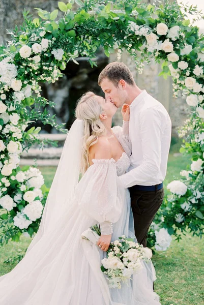 Pengantin Baru Berciuman Pelengkung Pernikahan Kebun Hijau Foto Berkualitas Tinggi — Stok Foto
