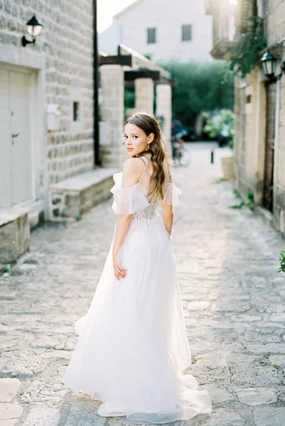 Bride Stands Half Turned Cobbled Narrow Street Old Town High — Stockfoto