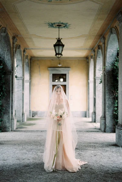 Bride Dress Veil Stands Bouquet Terrace Old Villa High Quality — Stockfoto
