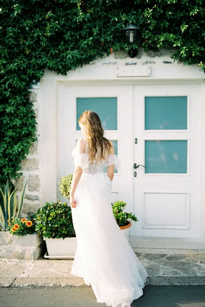 Bride Stands Front White Door House Overgrown Green Ivy Back — Stockfoto
