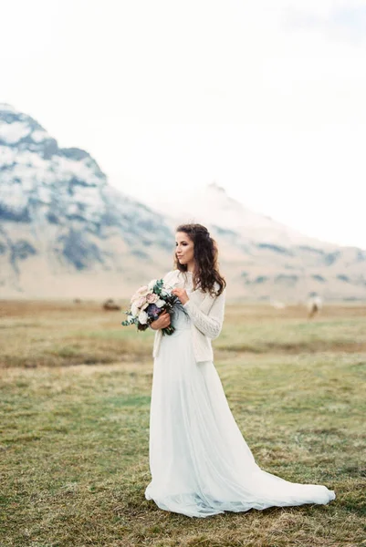 Bride Bouquet Stands Lawn Mountain Valley Iceland High Quality Photo — Stok Foto