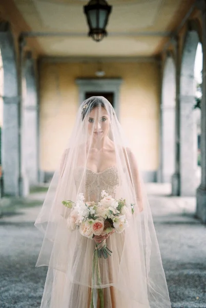 Bride Veil Bouquet Stands Terrace Columns Como Italy High Quality —  Fotos de Stock