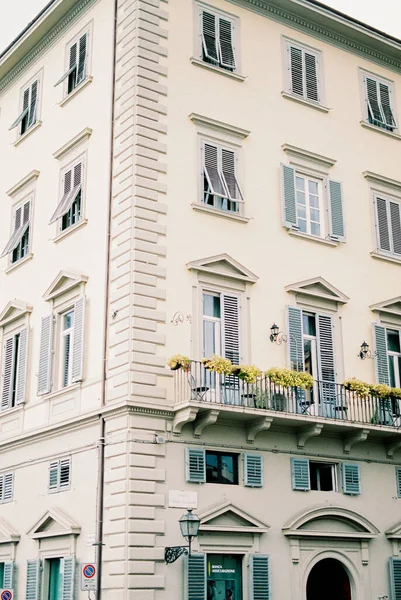 Facade Old Building Balconies Blinds Windows Florence Italy High Quality — Zdjęcie stockowe