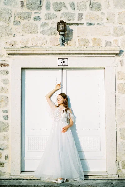 Bride White Dress Leaned Her Back Door Ancient Stone Building —  Fotos de Stock