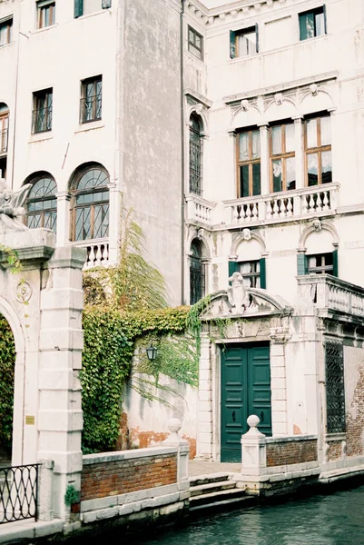Кам Яний Фасад Стародавньої Будівлі Біля Води Венеції Фотографія Високої — стокове фото