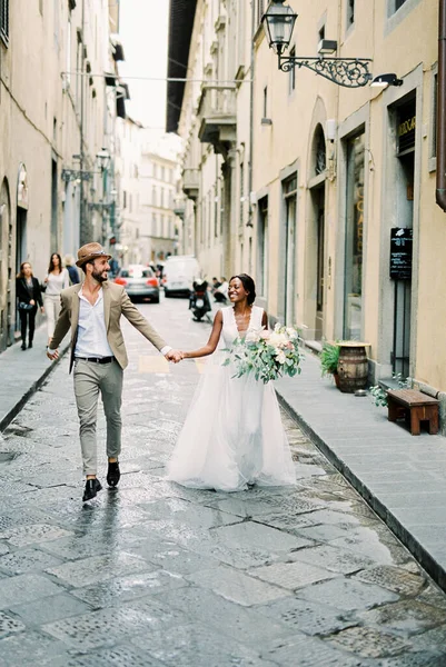 Bride Groom Walk Hand Hand Old Street Florence Italy High — стокове фото