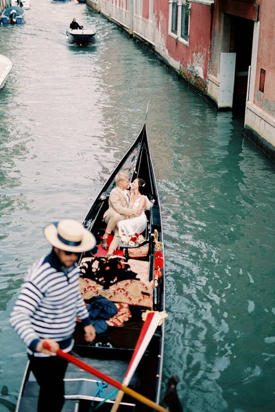Bride Groom Gondola Canal Venice High Quality Photo — стокове фото