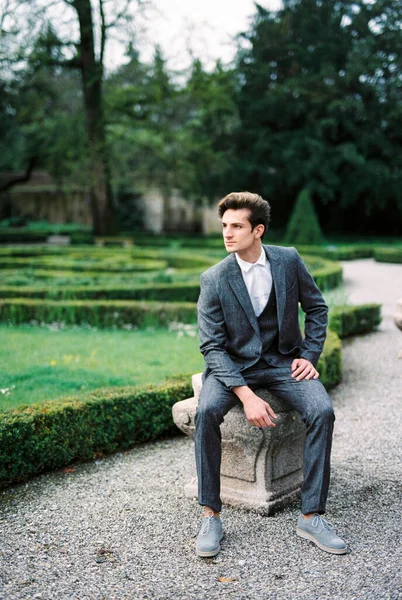 Man Suit Sits Stone Flowerpot Park Como Italy High Quality — стокове фото