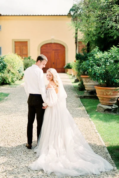 Bride Groom Standing Gravel Path Garden Front Old Building High — ストック写真