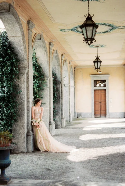 Bride Beige Dress Bouquet Arched Terrace Old Villa High Quality — Fotografia de Stock