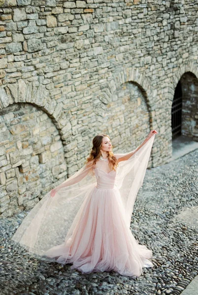 Bride Stands Stone Wall Street Bergamo Italy High Quality Photo — Stockfoto