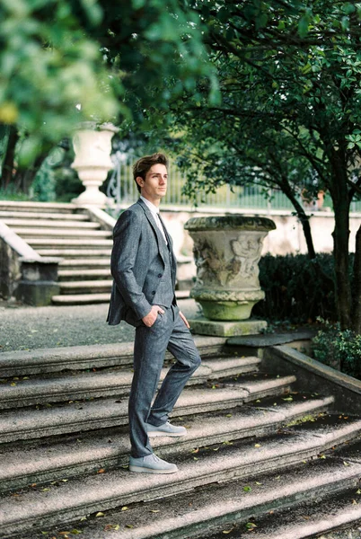 Man Suit Stone Steps Park Como Italy High Quality Photo — стокове фото
