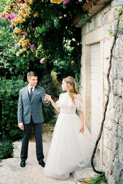 Bride Groom Stand Stone Wall Flowering Tree High Quality Photo — Fotografia de Stock