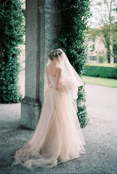 Bride Dress Veil Stands Pillar Old Villa Back View High — Stockfoto