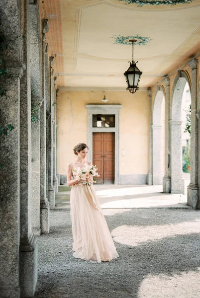 Bride Bouquet Flowers Her Hands Terrace Old Villa Como Italy — Stockfoto