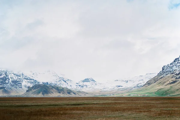 Vale Com Grama Seca Contra Pano Fundo Montanhas Cobertas Neve — Fotografia de Stock