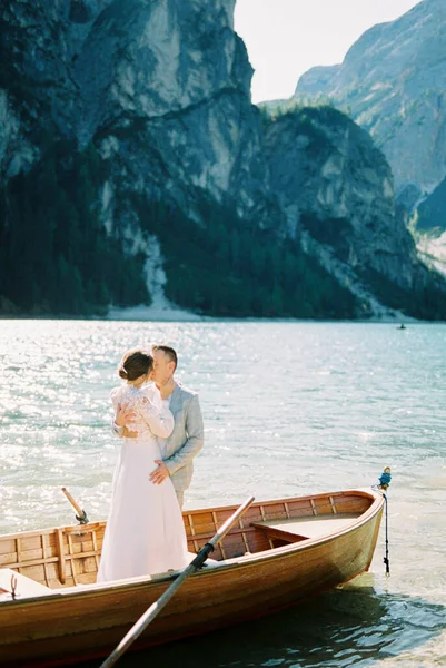 Bride Groom Stand Wooden Boat Lake Braies Italy High Quality — стоковое фото