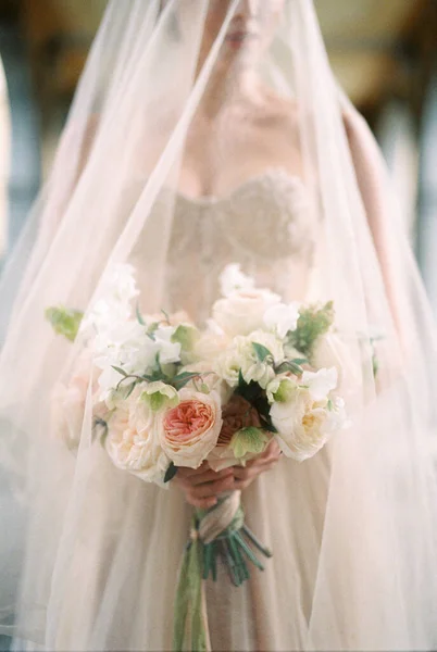 Bouquet Flowers Hands Bride Veil Close High Quality Photo — Fotografia de Stock