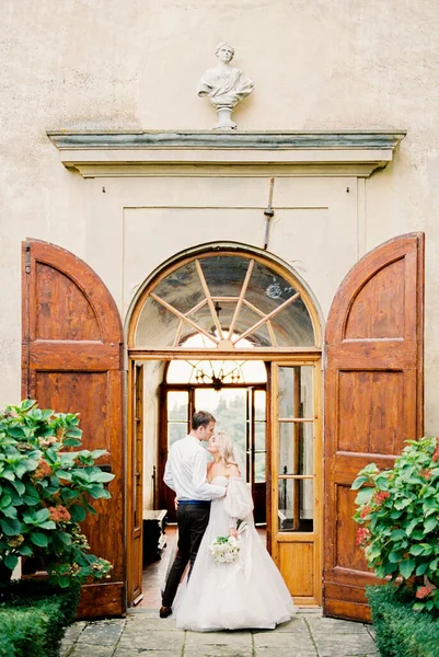 Bride Groom Hug Front Wooden Door Old Villa High Quality — Stock Fotó