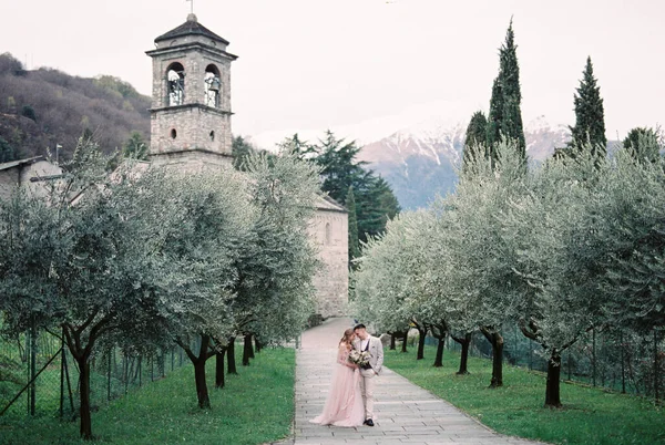 Bride Groom Stand Olive Grove Backdrop Chapel Mountains Como Italy — Fotografia de Stock