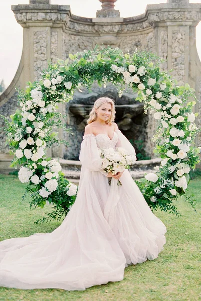 Bride Bouquet Stands Wedding Arch Stone Fence High Quality Photo —  Fotos de Stock