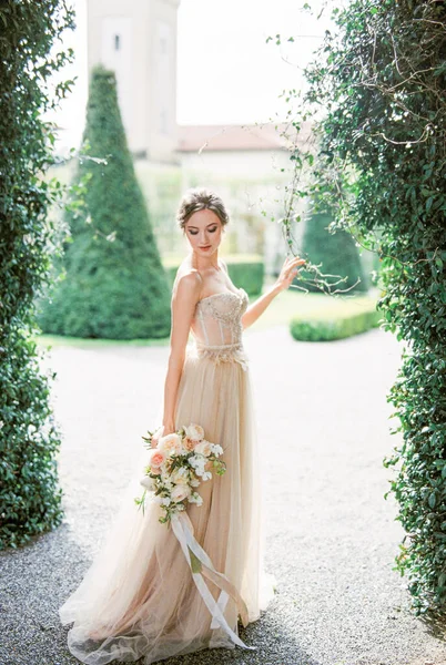 Bride Bouquet Stands Park Green Bush Como Italy High Quality — Stockfoto