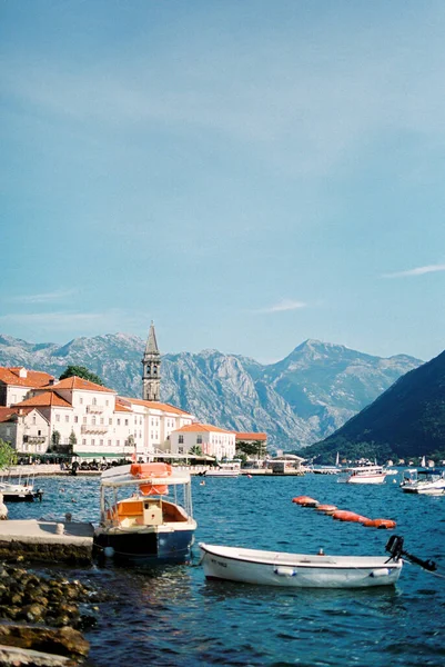 Boats Pier Perast Backdrop Old Houses High Quality Photo — Stockfoto