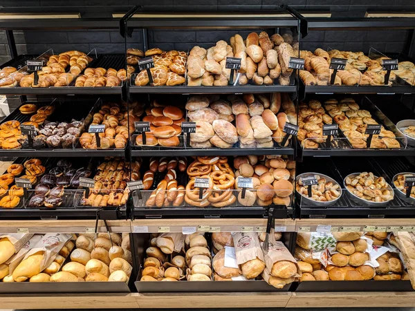 Buns Doughnuts Bagels Lie Shelves Supermarket High Quality Photo — ストック写真