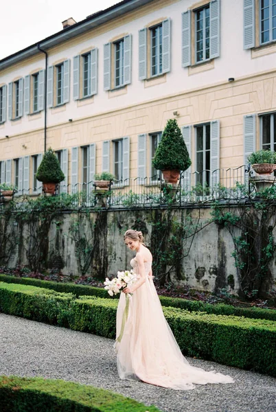 Bride Flowers Stands Path Park Old Villa High Quality Photo — 스톡 사진