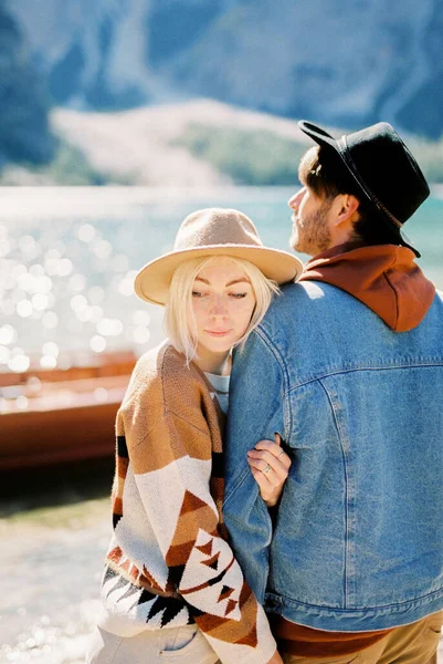 Woman Leaned Man Shoulder While Standing Lake Braies High Quality — 图库照片