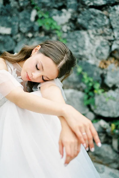 Bride White Dress Sits Stone Steps Her Head Her Knees —  Fotos de Stock