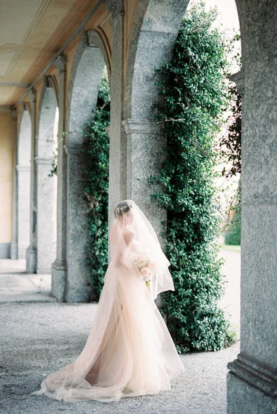 Bride Veil Stands Half Turned Column Old Villa High Quality — Stockfoto