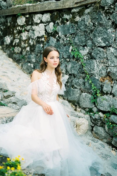 Bride White Dress Sits Stone Steps Wall Building High Quality — Stockfoto