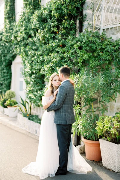 Groom Hugs Bride Wall House Overgrown Ivy High Quality Photo — Stock Fotó