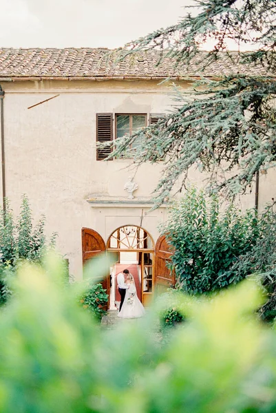 Bride Groom Stand Front Door Old Villa Top View High — Stock Photo, Image