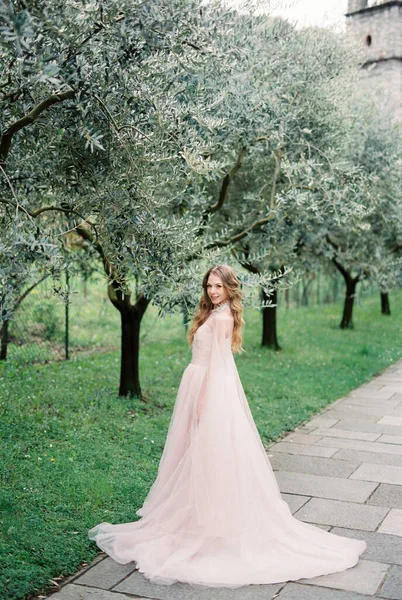 Bride Pink Dress Cape Stands Green Olive Tree Grove High — Stockfoto