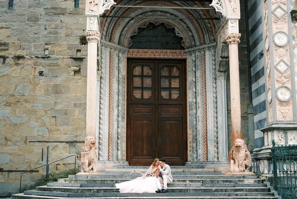 Newlyweds Sitting Steps Church Bergamo Italy High Quality Photo — стокове фото