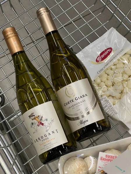 Two Bottles Wine Grocery Cart High Quality Photo — Stockfoto