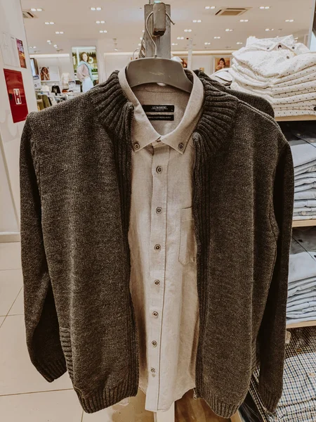 Sweater Dengan Ritsleting Tergantung Kemeja Pada Gantungan Toko Foto Berkualitas — Stok Foto