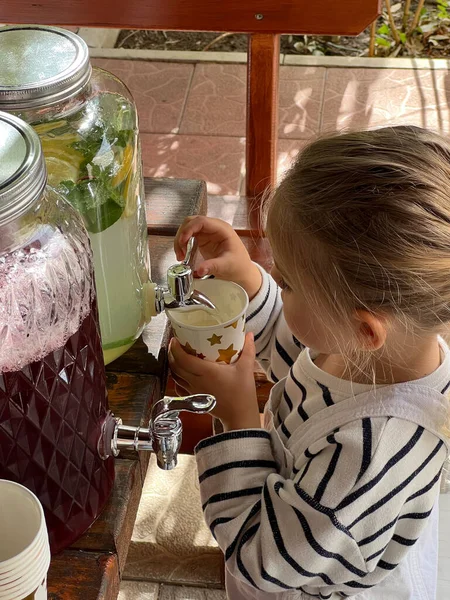 Little Girl Pours Lemonade Cup Glass Jar High Quality Photo — Stok Foto