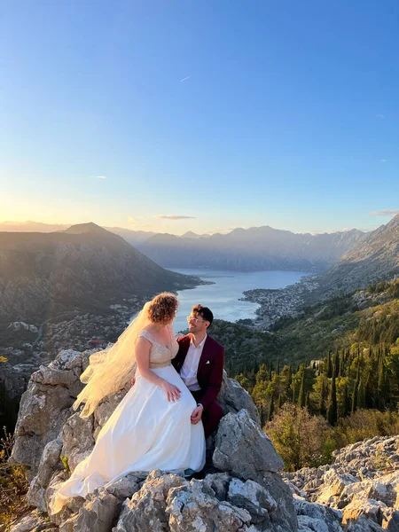 Bride Groom Sitting Rock Backdrop Kotor Bay Montenegro High Quality — Fotografia de Stock