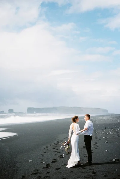 Bride Groom Stand Black Vik Beach Iceland High Quality Photo — Photo