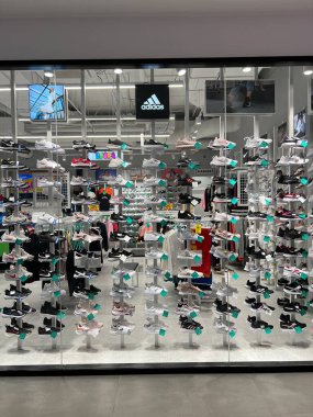 Spor mağazasında markalı Adidas marka spor ayakkabılar. Yüksek kalite fotoğraf