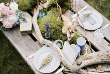 Mumlar, çiçekler ve davetiyeler servis edilen bir düğün masasında. Yüksek kalite fotoğraf