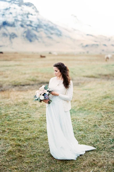 Bride White Dress Bouquet Green Pasture Iceland High Quality Photo — Fotografia de Stock