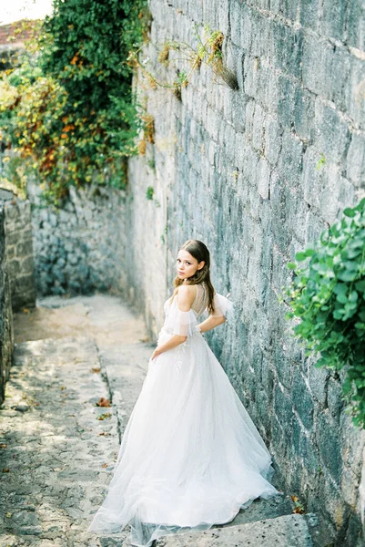 Bride Stands Steps Stone Wall High Quality Photo — Stockfoto