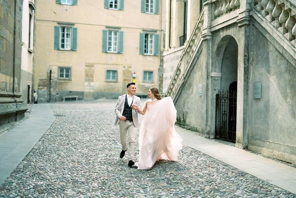 Groom Bride Walk Paving Stones Old Building Bergamo Italy High — стокове фото
