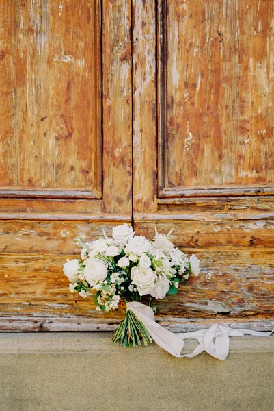 Bouquet White Roses Tied Ribbon Stands Threshold Wooden Door High — Stok Foto