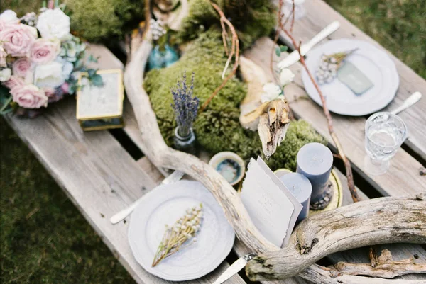 Mumlar, çiçekler ve davetiyeler servis edilen bir düğün masasında. Yüksek kalite fotoğraf