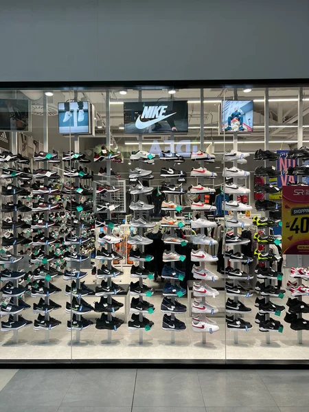 Showcase Dengan Sepatu Olahraga Bermerek Nike Toko Olahraga Foto Berkualitas — Stok Foto